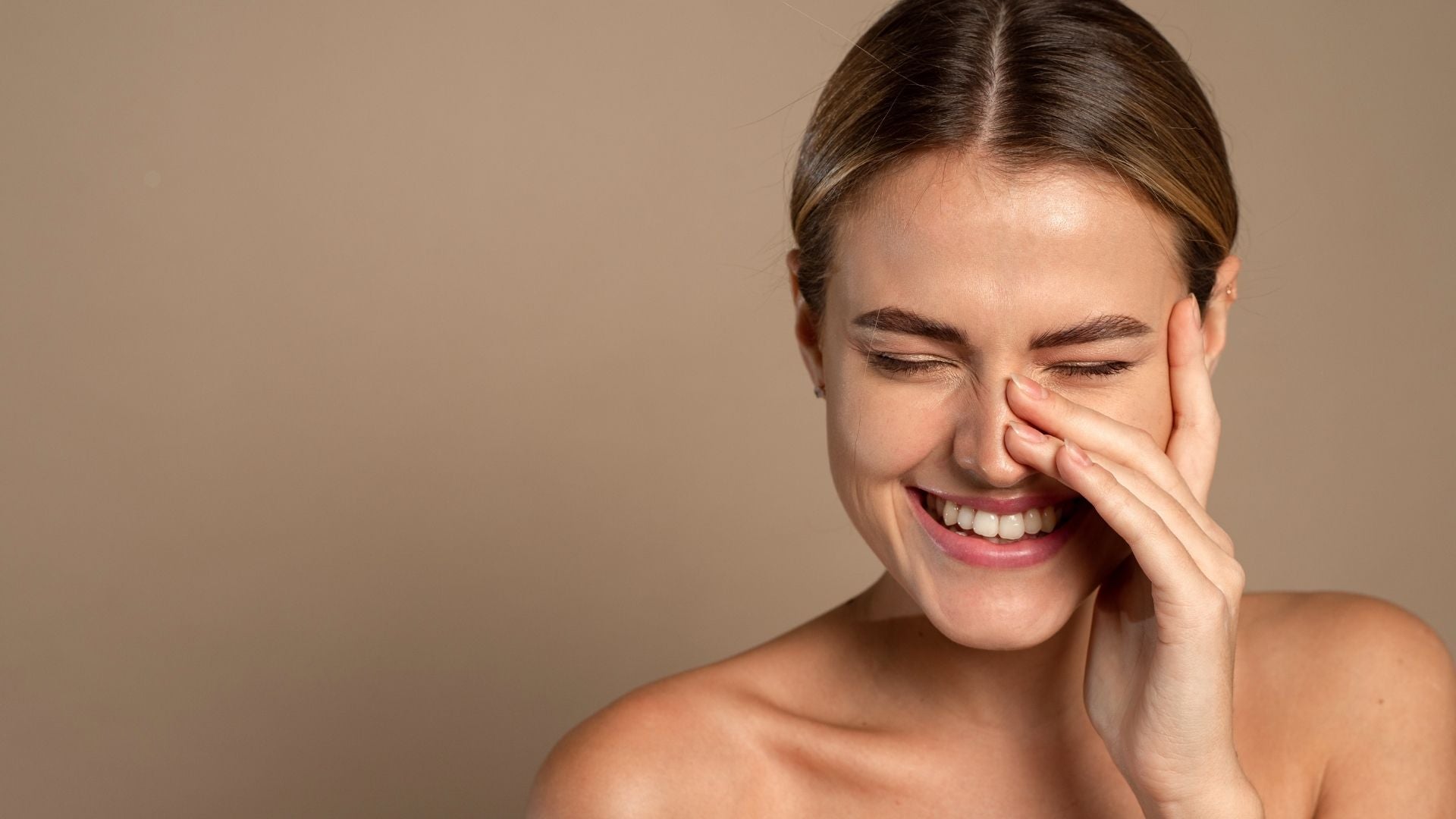 Mulher jovem e saudável sorrindo